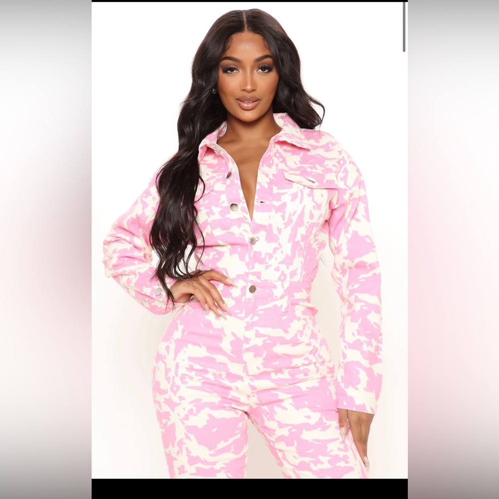 Eyes on you denim jumpsuit pink and white leopard print, made by fashion nova.